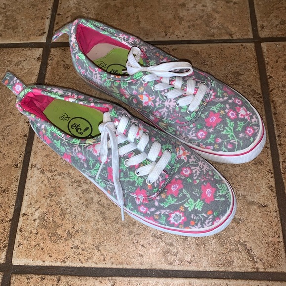 RUE 21 Low Lace Sneaker - Picture 2 of 10